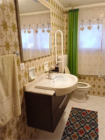 Bagno seminterrato con doccia