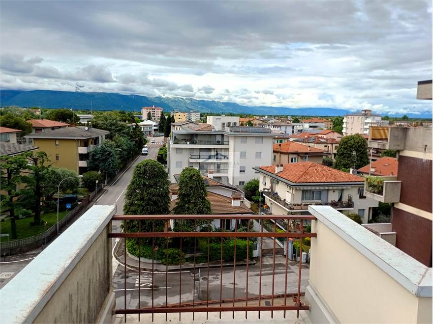 Terrazzo giorno vista montagne