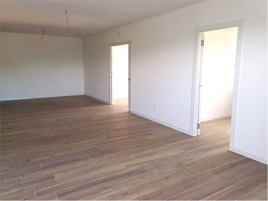 Soggiorno con porte cucina e studio
