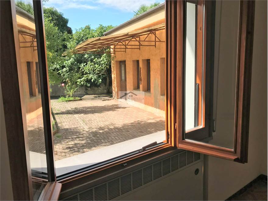 Vista su capannone