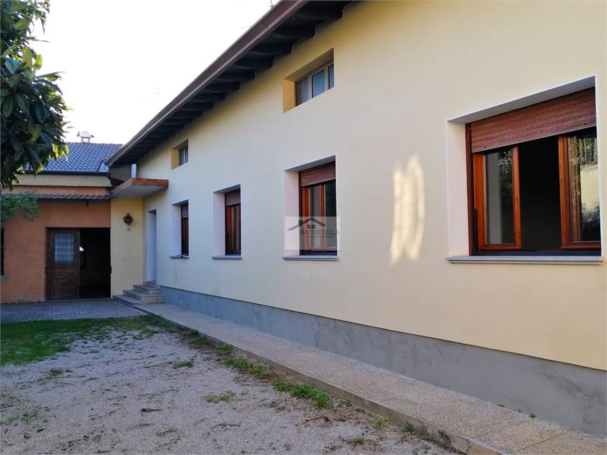 Esterno casa con ingresso capannone